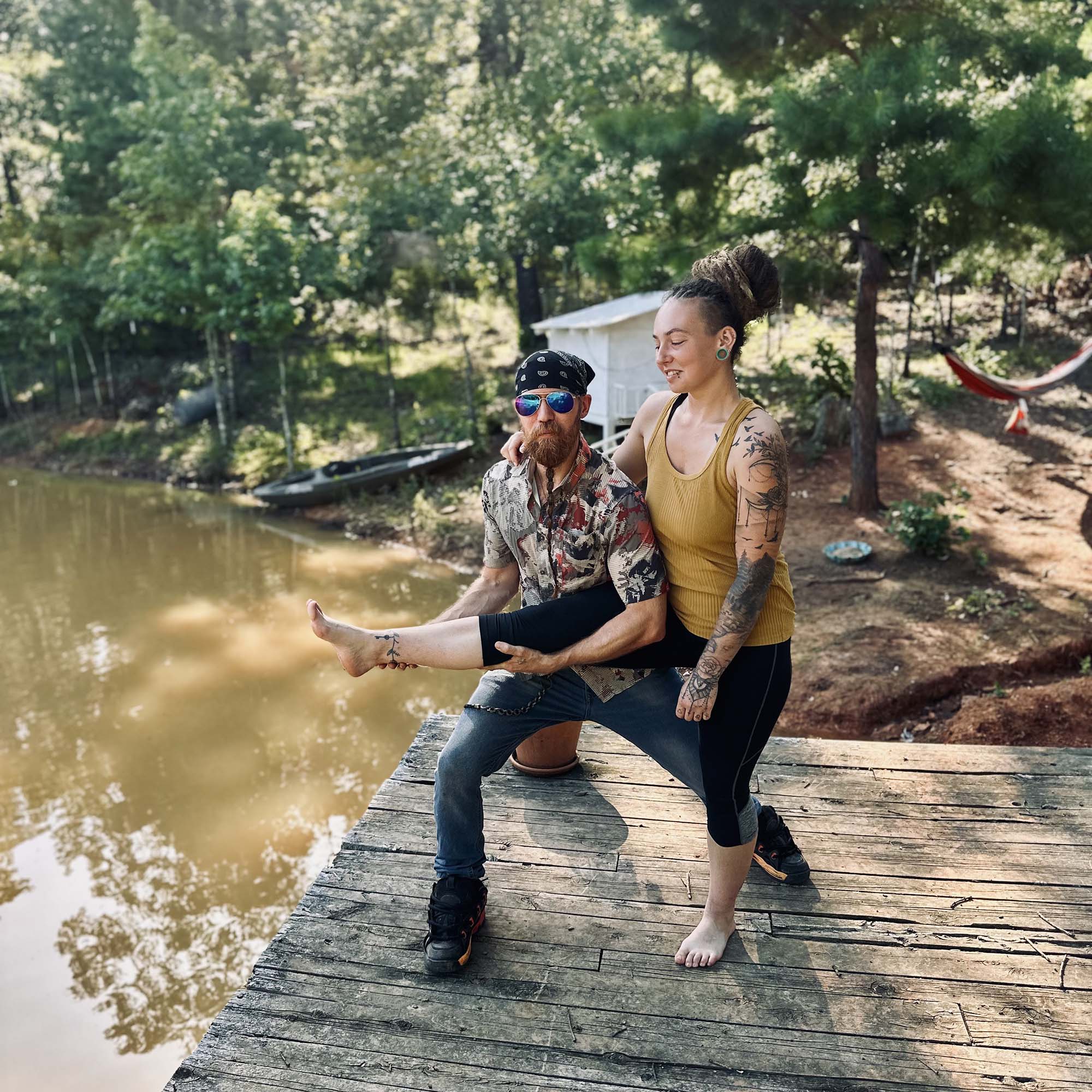 luke and dakota off grid playing leg guitar luke and dakota off grid playing leg guitar